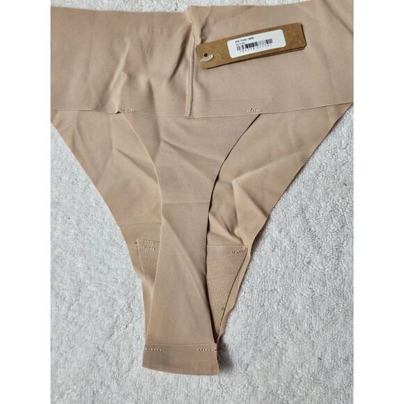 Skims thong panty Nwt - Picture 7 of 7
